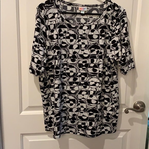 LuLaRoe Tops - NWOT lularoe Gigi top